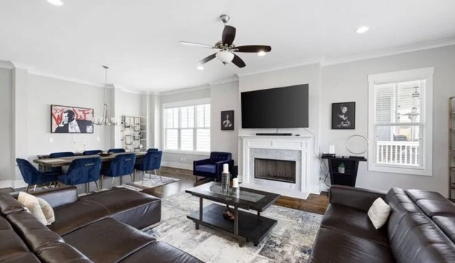 Beautifully spacious 4 bed/ 4 bath house with game room in the heart of Atlanta!