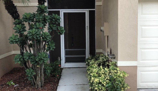 BEAUTIFULLY UPDATED TOWNHOUSE NEAR OCEAN WITH COMMUNITY POOL