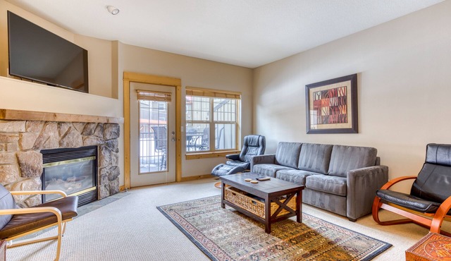 Beautifully updated Mt. Hood condo with pool/hot tub & easy access to skiing