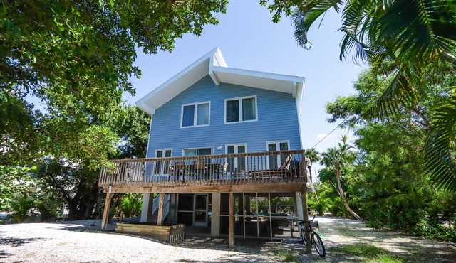 Beautifully Updated, 4 Bedroom Pool Home, 50 Yards to the Beach! Captiva Escapade
