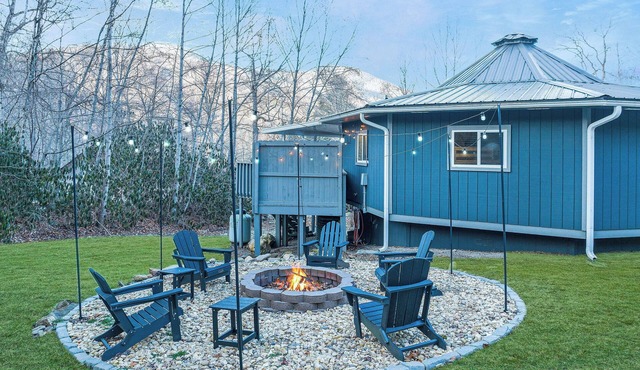 Beautifully Updated! Hot Tub, Fire Pit, Arcade, Heart of Maggie Valley, Dogs Ok!