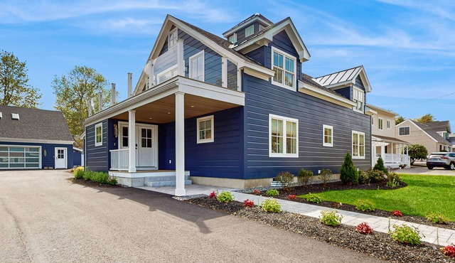 Beautifully updated beach home: walk to beach, restaurants & shops