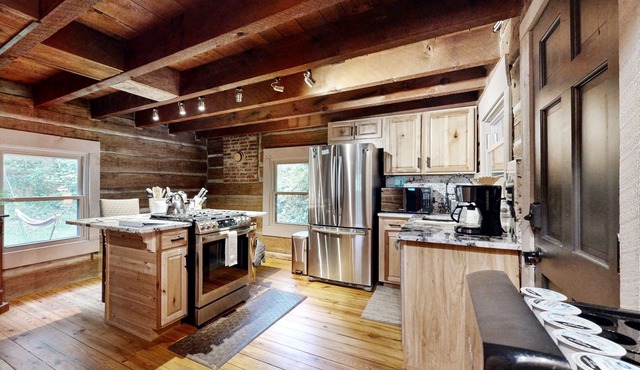 Beautifully updated cabin on 2 acres with hot tub & firepit - amazing locale