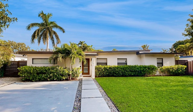 Beautifully Updated Dog-Friendly Home with Free WiFi, and Enclosed Back Yard