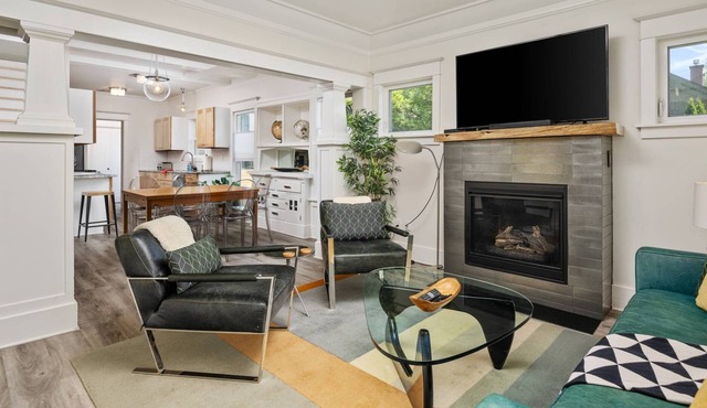 Beautifully Updated Home Between Hawthorne and Division, Pet Friendly, Walkable to Most Everything