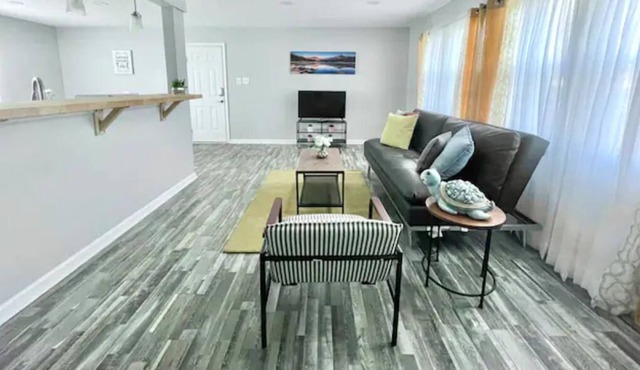 Beautifully Updated in Greenwood, 15 min to Indy!