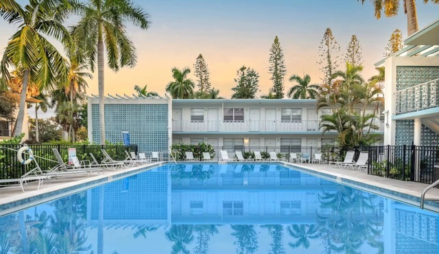 Beautifully Updated Naples Condo, Walk to Beach & 3rd St