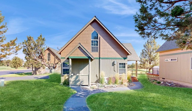 Beautifully updated, golf-course-front chalet with deck, pools, hot tubs & gyms