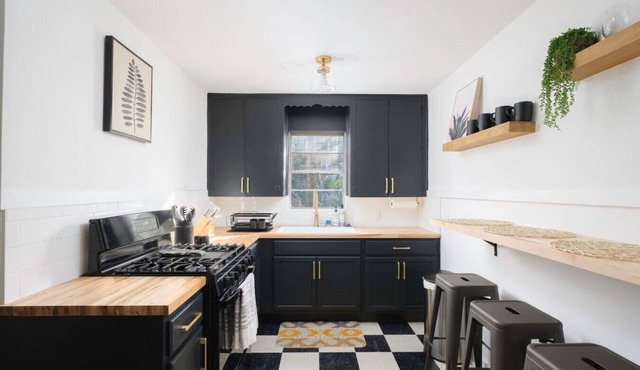 *Beautifully Updated Downtown 2 BR* Sleeps 6