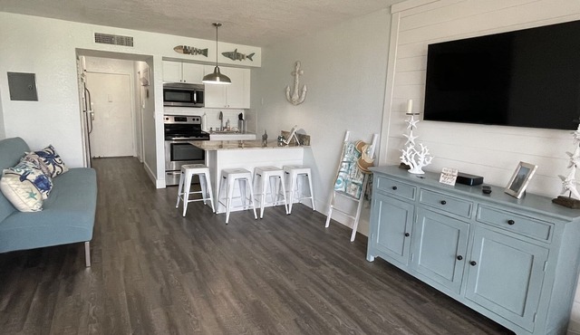 Beautifully Updated Studio Apartment, Summer Sea Condo
