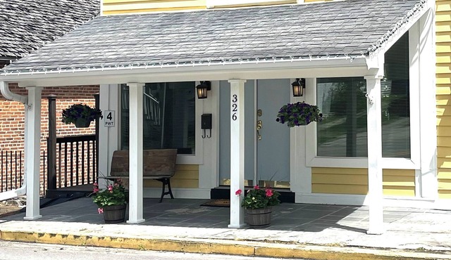Beautifully updated riverside 1840 cottage on the bourbon trail near Danville
