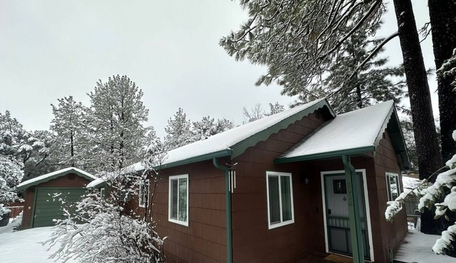 Beautifully updated home with private hot tub near trails & State Park