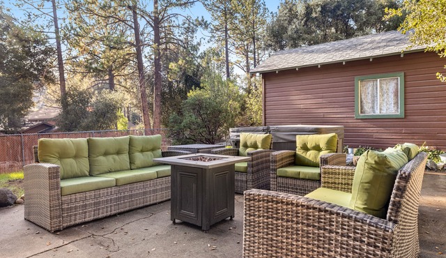 Beautifully updated home with private hot tub near trails & State Park