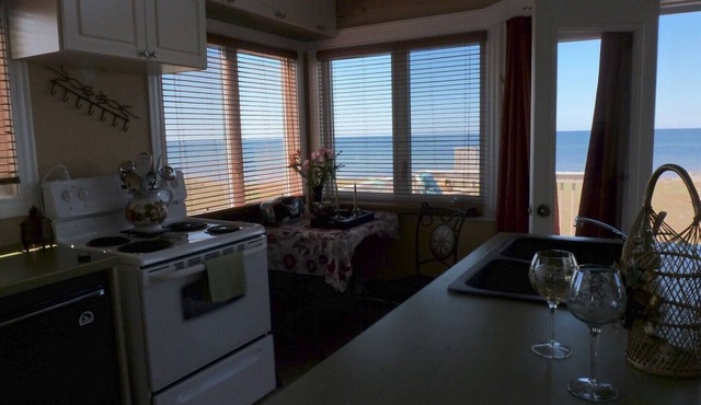 Beautiiful Oceanfront Chalet with Spectacular Sunsets & Beach