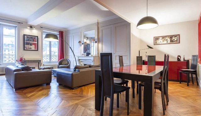 Beautil Flat On The River Side In Lyon. Up To 11 People