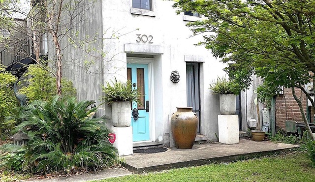 Beauty! 2BR 2Bath HISTORIC DOWNTOWN MOBILE Detonti Square district.