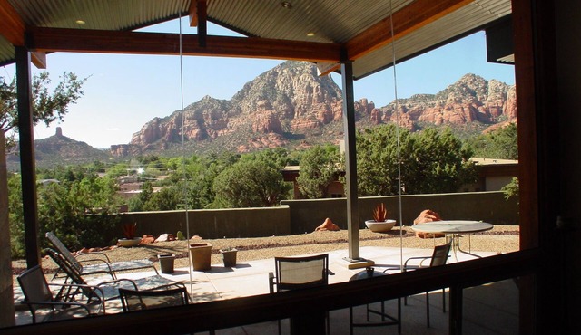 Beauty and the Beast Stunning Home, Stunning Views, Walk to Town Weekly Discount