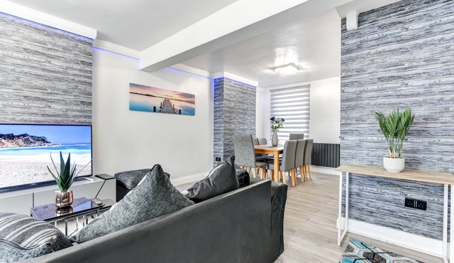 Beauty Close to Coast, Stunning interior, central.