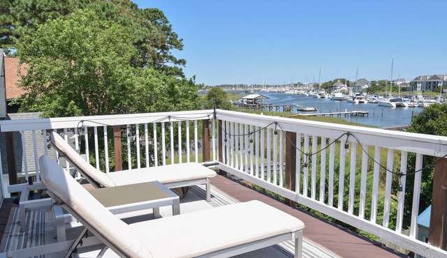 Beauty For Ashes Retreat -Luxury Waterfront 2700 SQ FT; Buckroe Beach; Sleeps 10