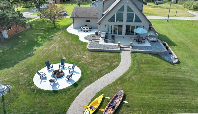 Beauty on the Bay! Breathtaking sunrises! 15 minutes to Lambeau!