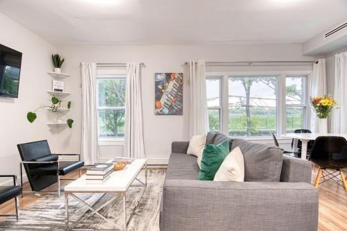 Beauty On The Reservoir Luxury New-Build 2BR w King Bed, Designer Finishes Ultra-Fast WiFi And AC