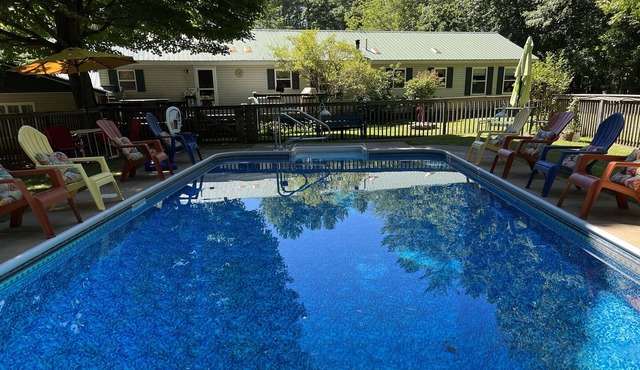 Beaver Bungalow In-ground pool, hot tub, private pond, quiet country setting