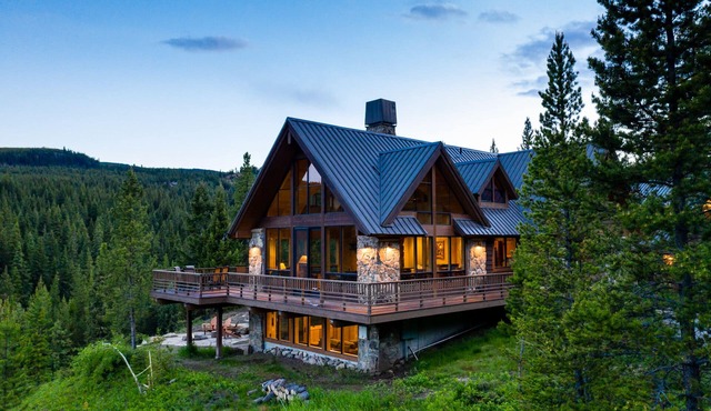 Beaver Creek Lodge-Custom Home on 20 Acres with Creek Frontage and a hot tub!