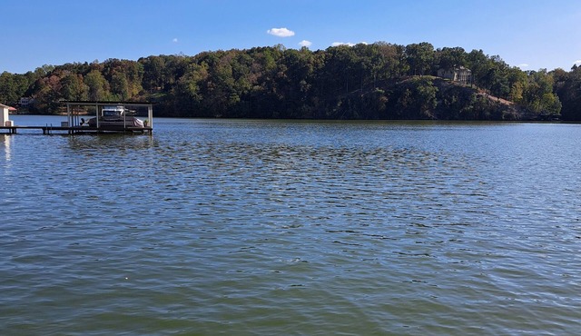 Beaver Den Rustic lake housenright on shoals Creek and Wilson lake