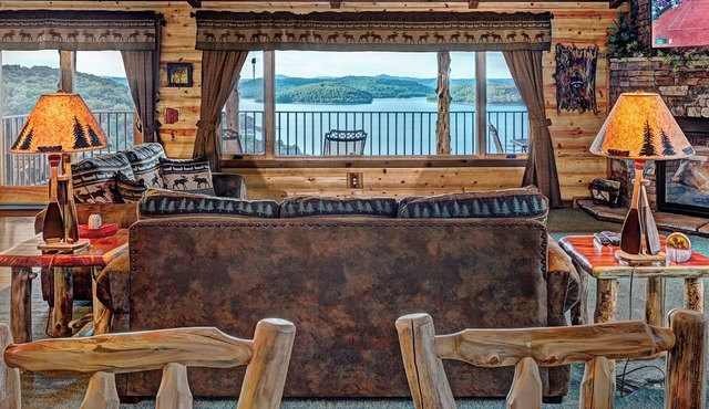 Beaver Lake Cabin, Hot Tub, Boat dock/Swim Deck, SPECTACULAR views! Rate is based on 2 people