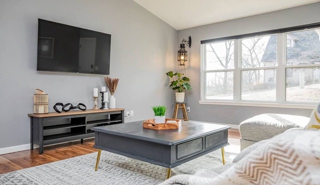 Beaver Lake Getaway-15 min from downtown Rogers with HOT TUB!