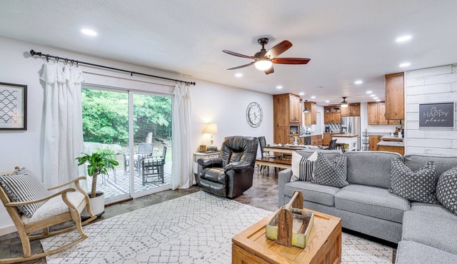 Beaver Lake Getaway w/2 Decks, Grill, & Views!