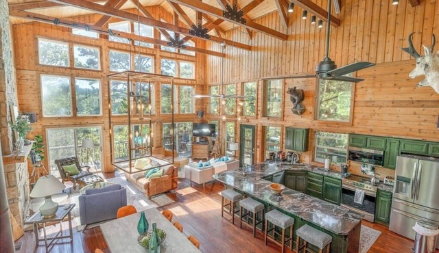 Beaver Lake Hideaway with Hot Tub and Kayaks