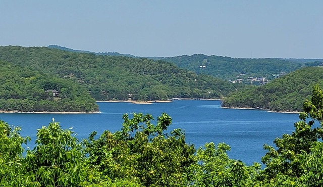 Beaver Lake House w/Game Room, Hot Tub, Lake View, Dock Access Swim Deck, Eureka Springs