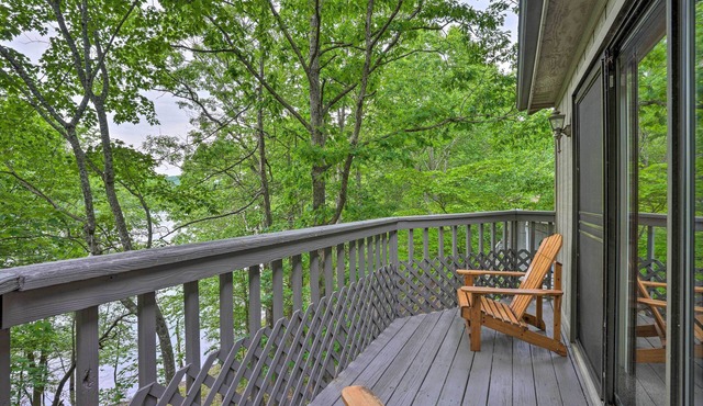 Beaver Lake Retreat w/Deck & Private Hot Tub