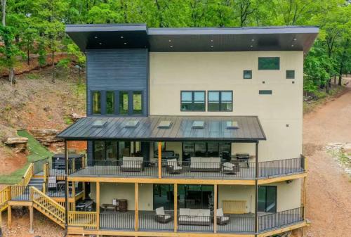 Beaver Lake Retreat with Hot Tub & Game Room