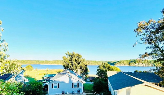 Beaver Lake Studio - King size bed and lake view