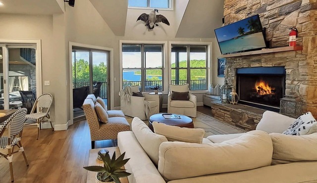Beaver Lake Sunset Retreat - Fire Pit, 180° Views on Screened Porch