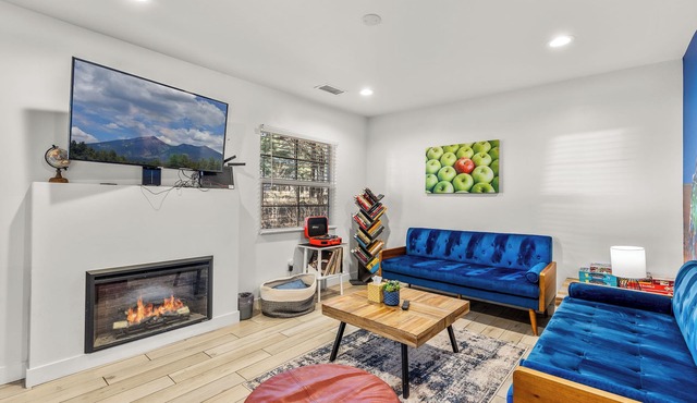 Beaver Street Stone Lodge w/AC, Fully Fenced Yard, W/D, 3 Smart TVs, Speedy WiFi