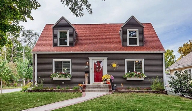 Beaverdale Charmer - Sleeps 10 - Near Drake, Downtown - Dogs Welcome!