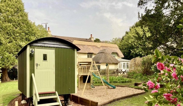 Beck Cottage and Shepherds Hut New Forest