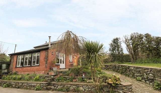 BECK COTTAGE, romantic, with open fire in Pennington