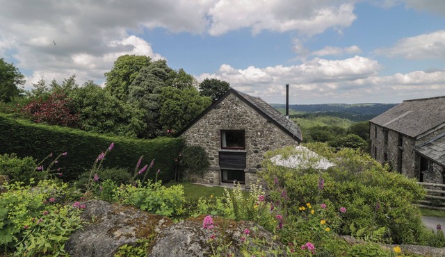 BECKAFORD COTTAGE, pet friendly, with open fire in Manaton