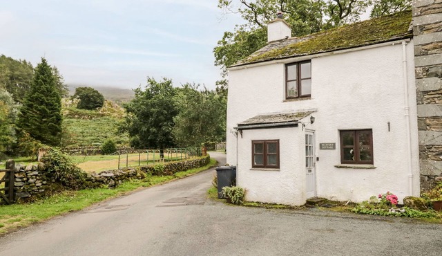 BECKFOLD COTTAGE, pet friendly in Broughton-In-Furness