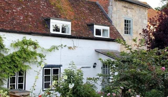 BECKFORD COTTAGE, pet friendly, with open fire in Salisbury