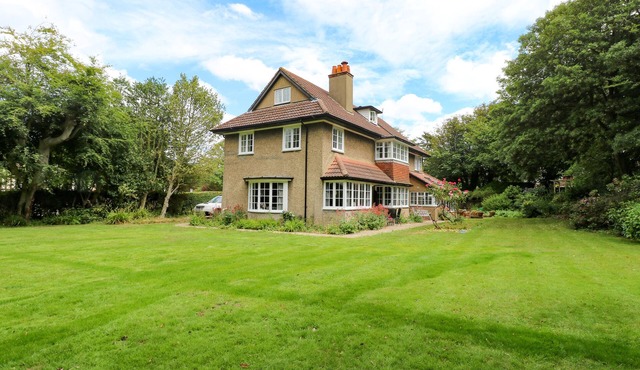 BECKHYTHE COTTAGE, pet friendly, with open fire in Overstrand