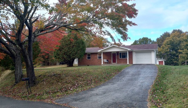 Beckley Escape . Near the Crossroads Mall and 20 minutes to the New River Gorge