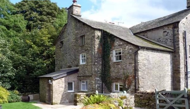 BECKSIDE COTTAGE, pet friendly, with open fire in Kirkby Lonsdale