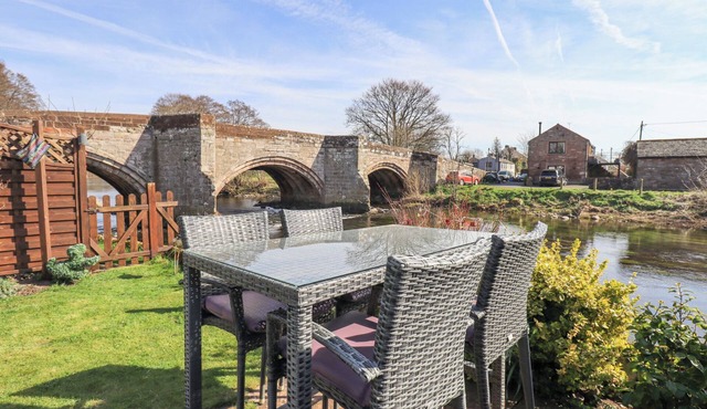 BECKSIDE COTTAGE, pet friendly, character holiday cottage in Penrith