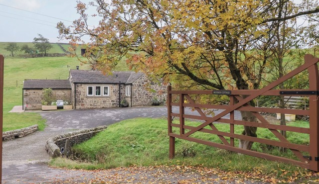 BECKSIDE COTTAGE, romantic, with hot tub in Cowling