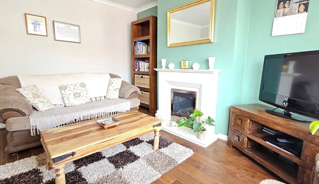 Beckside - Dog friendly house with secure garden and free parking